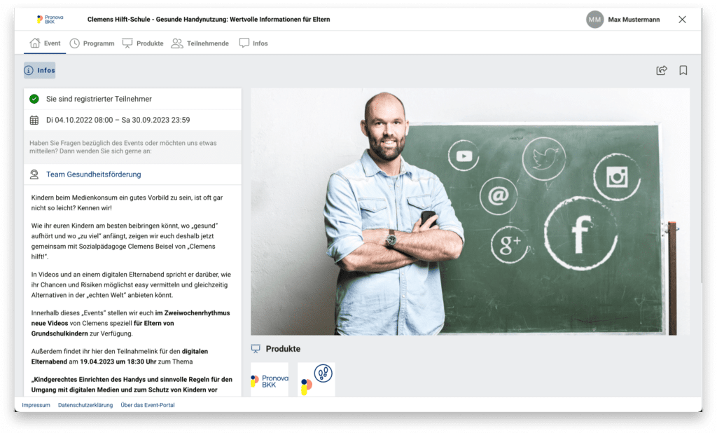 Das Bild ist ein Screenshot aus einer Eventsoftware. Es enthält einen Mann der vor einer Tafel steht.